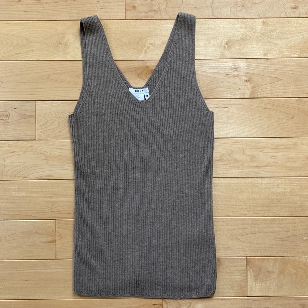 DKNY knit v-neck tank M